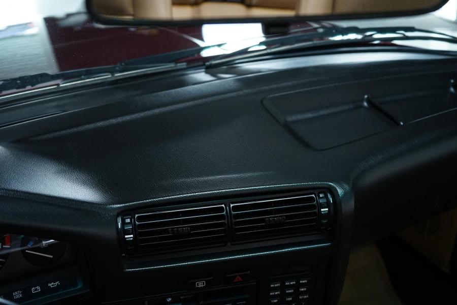 Детали интерьера BMW 325i Convertible (Calypso Red) 1990 года  (фото 101 из 190)